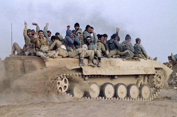 Иранские военнослужащие на бронетранспортере празднуют свою победу над иракскими войсками. 24 января 1987 года  - Sputnik Moldova-România