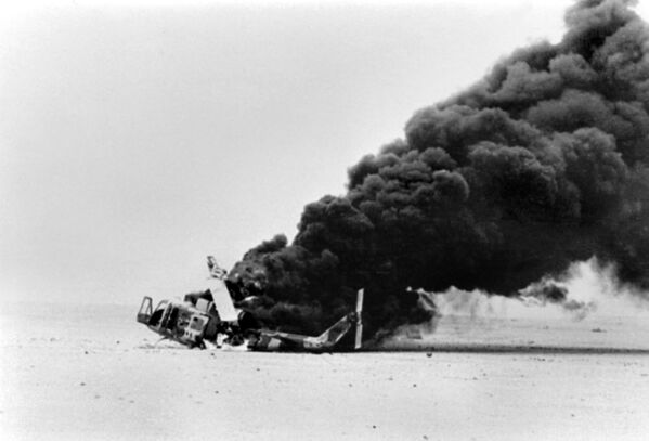 Столба дыма от иранского вертолета, сбитого во время ирано-иракской войны близ Абадана, 17 ноября 1980 года - Sputnik Moldova-România