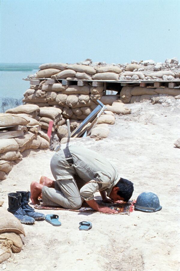 Иракский военнослужащий молится в сторону Мекки во время Рамадана. Ирано-иракская война, июнь 1984 года - Sputnik Moldova-România