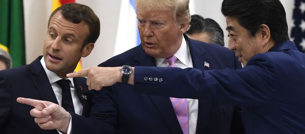 Președintele Franței, Emmanuel Macron, președintele SUA, Donald Trump, și premierul Japoniei, Shinzo Abe, la summitul de la Osaka Președintele Franței, Emmanuel Macron, președintele SUA, Donald Trump, și premierul Japoniei, Shinzo Abe, la summitul de la Osaka - Sputnik Moldova-România