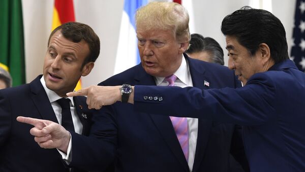 Președintele Franței, Emmanuel Macron, președintele SUA, Donald Trump, și premierul Japoniei, Shinzo Abe, la summitul de la Osaka - Sputnik Moldova-România