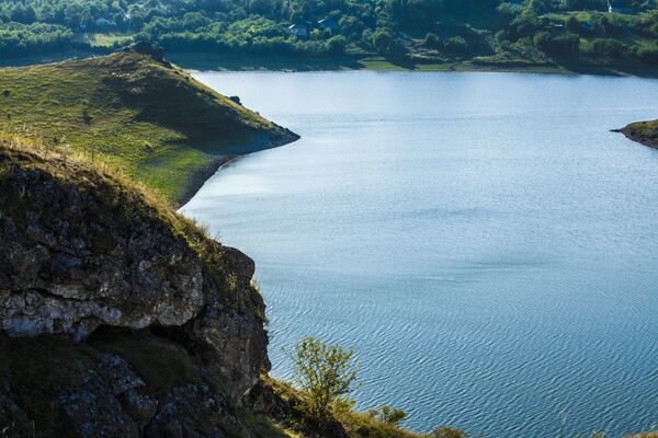 Вид со скалы любви на озеро у села Вэратик - Sputnik Молдова