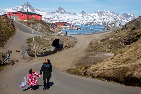 Женщина и ребенок идут по улице в городе Тасиилак, Гренландия - Sputnik Moldova-România