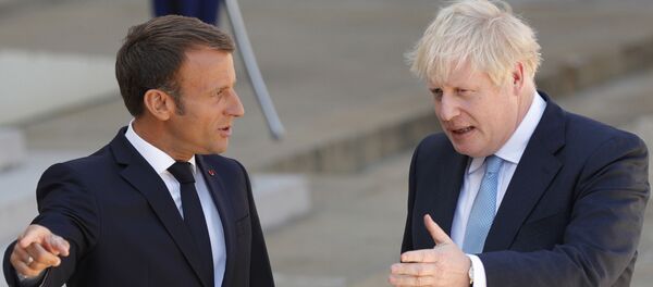 Emmanuel Macron și Boris Johnson - Sputnik Молдова