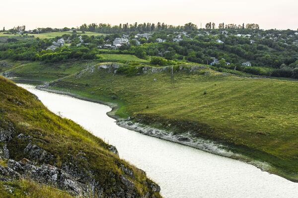 Râul Ciuhur, în care, potrivit legendei,  s-a prefăcut flăcăul îndrăgostit, curge pe lângă satul Văratic - Sputnik Moldova