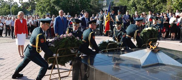 Igor Dodon a participat la ceremonia solemnă dedicată aniversării a 75-a de la eliberarea orașului Comrat de sub ocupația fascistă - Sputnik Moldova