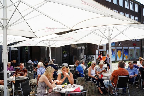 Посетители летнего кафе на одной из улиц города Любек - Sputnik Moldova-România