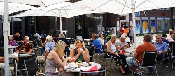 Посетители летнего кафе на одной из улиц города Любек - Sputnik Moldova