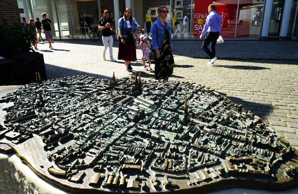 Бронзовый макет средневекового города на рыночной площади Любека - Sputnik Moldova-România