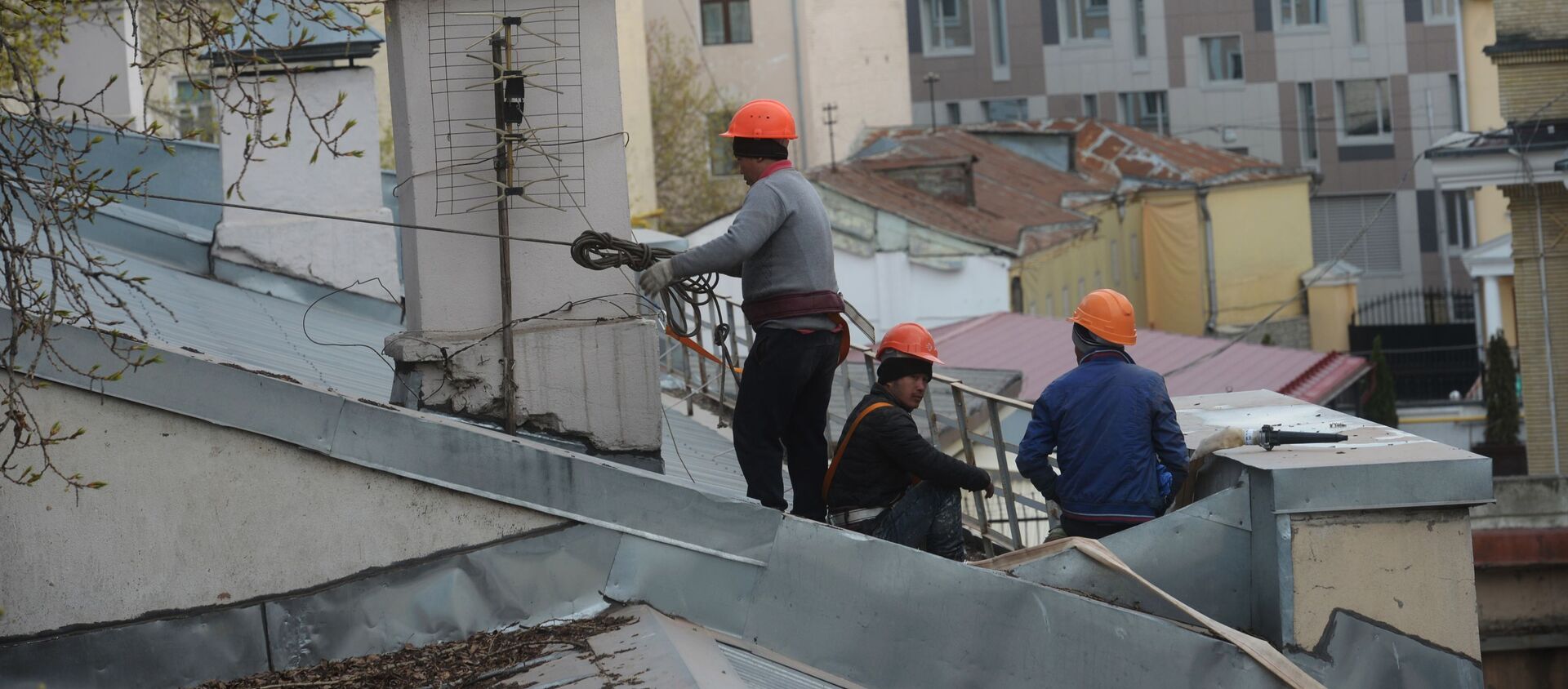 Рабочие-строители на крыше здания в Москве. - Sputnik Moldova, 1920, 21.04.2021