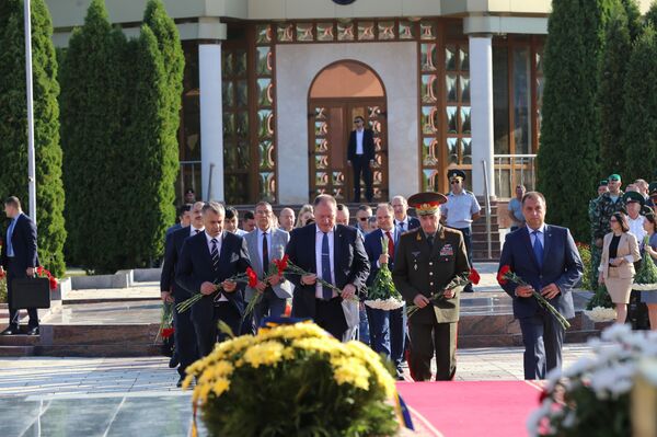 В Кишиневе возложили цветы к Вечному огню в честь 75-летия освобождения В Кишиневе возложили цветы к Вечному огню в честь 75-летия освобождения - Sputnik Молдова