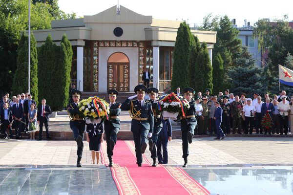 В Кишиневе возложили цветы к Вечному огню в честь 75-летия освобождения В Кишиневе возложили цветы к Вечному огню в честь 75-летия освобождения - Sputnik Молдова