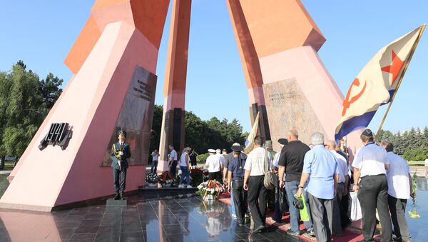 Депутаты молдавского парламента возложили цветы к Вечному огню - Sputnik Молдова