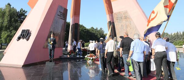 Депутаты молдавского парламента возложили цветы к Вечному огню Депутаты молдавского парламента возложили цветы к Вечному огню - Sputnik Молдова