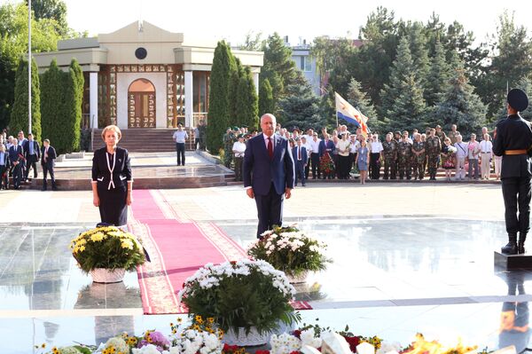 В Кишиневе возложили цветы к Вечному огню в честь 75-летия освобождения В Кишиневе возложили цветы к Вечному огню в честь 75-летия освобождения - Sputnik Молдова
