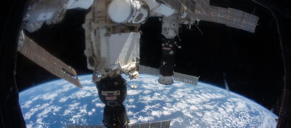 Корабль Союз пристыкованный к МКС Корабль Союз пристыкованный к МКС - Sputnik Moldova-România