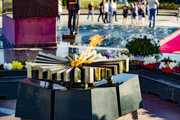 Возложение цветов состоялось в Кишиневе на мемориале Вечность. - Sputnik Молдова