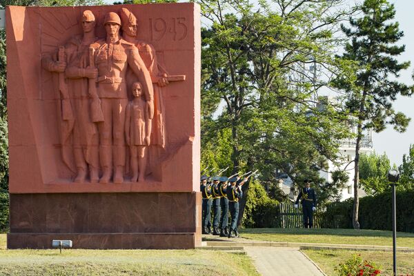 Военнослужащие Национальной армии дали торжественный салют в честь освободителей. - Sputnik Молдова