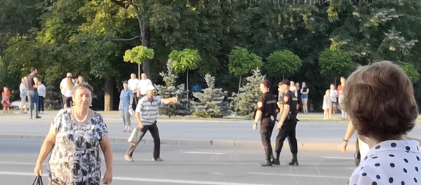 Мужчина-провокатор попытался устроить скандал перед концертом на центральной площади Кишинёва Мужчина-провокатор попытался устроить скандал перед концертом на центральной площади Кишинёва - Sputnik Молдова