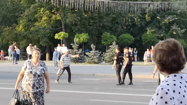 Мужчина-провокатор попытался устроить скандал перед концертом на центральной площади Кишинёва - Sputnik Молдова