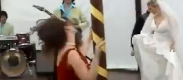 Танец на свадьбе привел к крушению - Sputnik Молдова