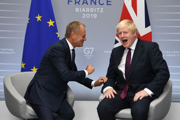 Prim-ministrul Marii Britanii, Boris Johnson, la întâlnirea cu președintele Consiliului Uniunii Europene, Donald Tusk, în cadrul unei reuniuni bilaterale în timpul summitului G7 de la Biarritz, Franța, 25 august 2019 - Sputnik Moldova-România
