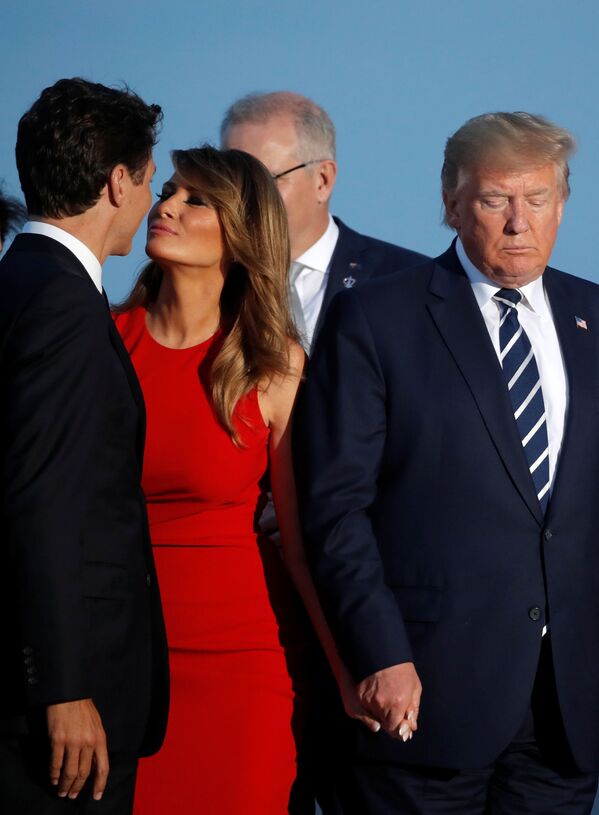 Prima doamnă a SUA, Melania Trump, îl sărută pe premierul Canadei, Justin Trudeau, alături de președintele SUA, Donald Trump, în timpul fotografiei de familie cu invitații la summitul G7 de la Biarritz, Franța, 25 august 2019. - Sputnik Moldova-România