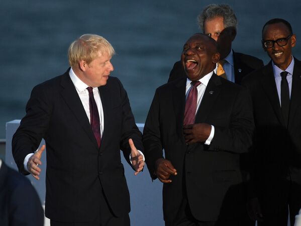 Premierul Marii Britanii, Boris Johnson, în interacțiune cu președintele sud-african Cyril Ramaphosa în timpul unei sesiuni de fotografie de familie la summitul G7 de la Biarritz, Franța, 25 august 2019. - Sputnik Moldova-România