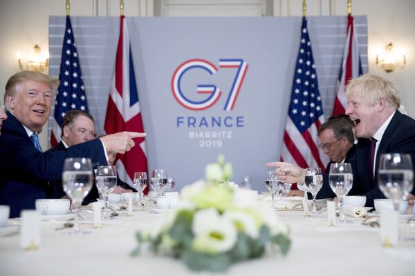 Președintele SUA, Donald Trump (în stânga) și premierul britanic Boris Johnson (în dreapta) participă la un mic dejun de lucru la Hotel du Palais, în marja summitului G7 de la Biarritz, Franța, duminică, 25 august 2019. - Sputnik Moldova-România