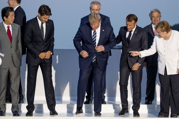 De la stânga, premierul japonez Shinzo Abe, premierul canadian Justin Trudeau, președintele american Donald Trump, președintele francez Emmanuel Macron, cancelarul german Angela Merkel și alții se aranjează pentru fotografia de familie G-7 cu invitați la summit-ul G-7 la Hotel du Palais din Biarritz, Franța, duminică, 25 august 2019. În imagine se vede și premierul indian Narendra Modi, în dreapta. - Sputnik Moldova-România