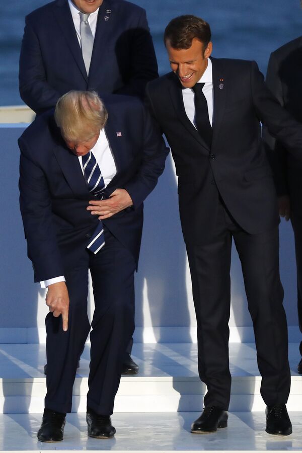 Președintele SUA, Donald Trump, în stânga, și președintele francez, Emmanuel Macron, participă la sesiunea pentru fotografie de familiei G7, duminică, 25 august 2019, la Biarritz. - Sputnik Moldova-România