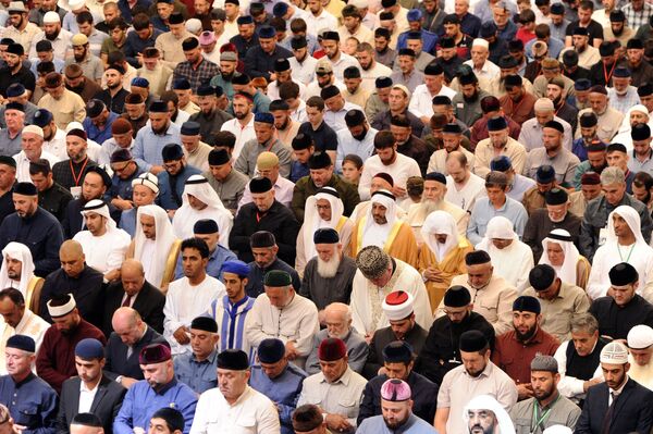 Верующие во время молитвы после церемонии открытия мечети Гордость мусульман имени пророка Муххаммеда в Шали - Sputnik Moldova-România