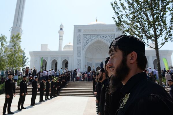 Верующие на церемонии открытия мечети Гордость мусульман имени пророка Муххаммеда в Шали - Sputnik Moldova-România