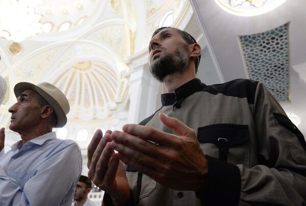 Верующие во время молитвы после церемонии открытия мечети Гордость мусульман имени пророка Муххаммеда в Шал - Sputnik Moldova-România