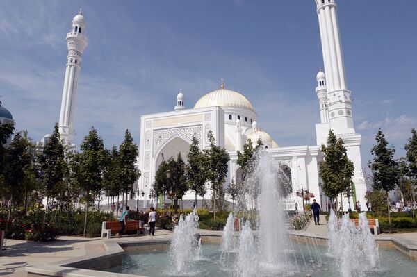 Фонтан у открывшейся мечети Гордость мусульман имени пророка Муххаммеда в Шали - Sputnik Moldova-România