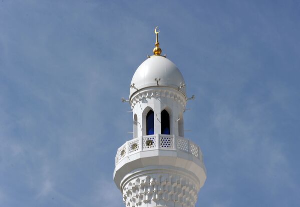 Один из минаретов открывшейся мечети Гордость мусульман имени пророка Муххаммеда в Шали - Sputnik Moldova-România