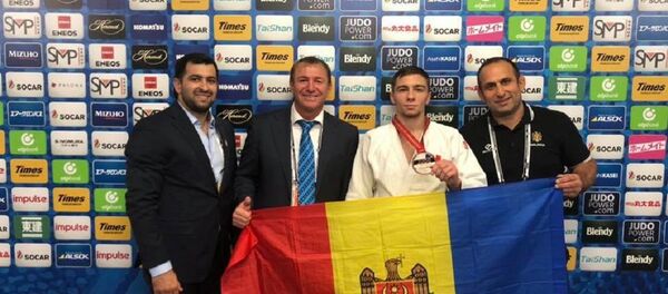 Молдавский дзюдоист Денис Виеру и тренерский штаб - Sputnik Молдова