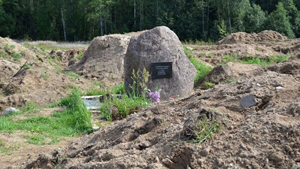 Место раскопок в районе деревни Жестяная Горка, где следователи обнаружили около 500  тел жертв латвийских карателей - Sputnik Молдова