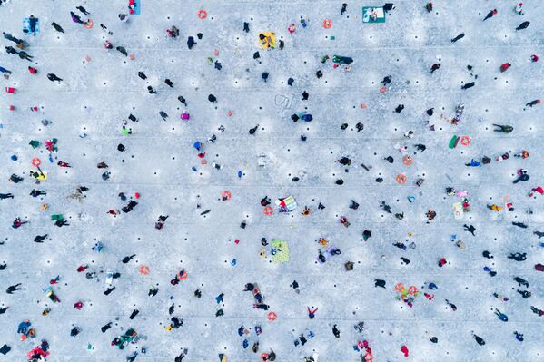 Снимок Ice fishing people корейского фотографа Jeong Baek Ho, занявший третье место в категории Open Award single photo конкурса Nikon Photo Contest 2018-2019 - Sputnik Молдова