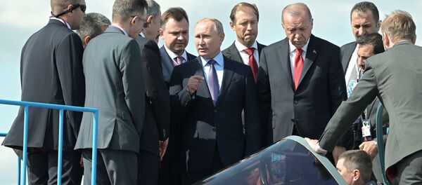 Встреча президента РФ В. Путина с президентом Турции Р. Т. Эрдоганом на авиасалоне МАКС - Sputnik Молдова
