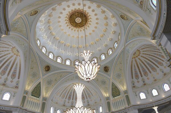 Внутреннее убранство мечети Гордость мусульман имени пророка Муххаммеда в Шали - Sputnik Moldova