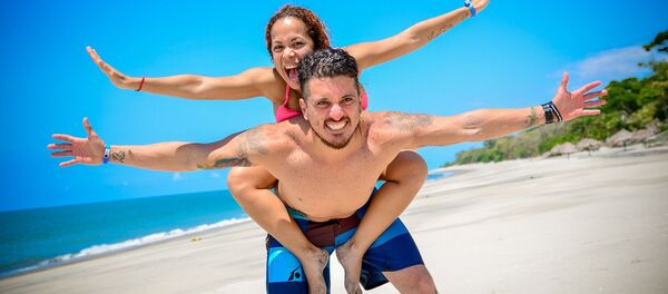 Молодая пара на берегу пляжа Молодая пара на берегу пляжа - Sputnik Молдова