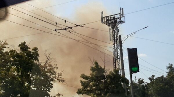 Целую улицу Кишинева затянуло дымом: жара внесла коррективы в праздник - Sputnik Молдова