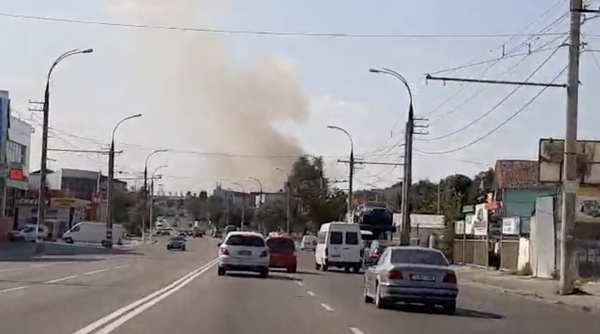 Целую улицу Кишинева затянуло дымом: жара внесла коррективы в праздник - Sputnik Молдова