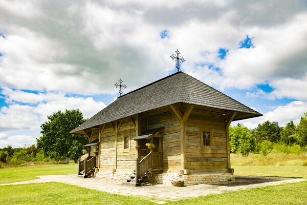 Mica biserică de lemn datează din anul 1775. - Sputnik Moldova