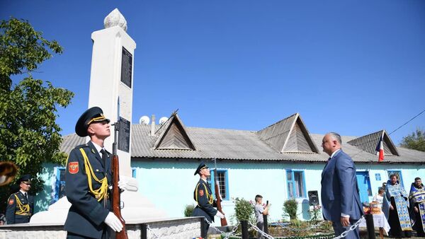 Президент Молдовы Игорь Додон принял участие в открытии памятника героям, павшим на полях сражений ВОВ - Sputnik Молдова