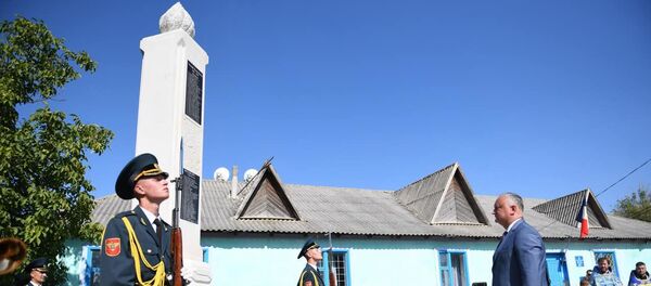 Президент Молдовы Игорь Додон принял участие в открытии памятника героям, павшим на полях сражений ВОВ Президент Молдовы Игорь Додон принял участие в открытии памятника героям, павшим на полях сражений ВОВ - Sputnik Молдова