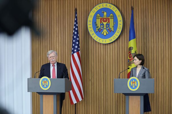 Санду после встречи с Болтоном: мы обсудили безопасность и оборону Санду после встречи с Болтоном: мы обсудили безопасность и оборону - Sputnik Молдова