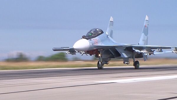 Су-34 отправился на боевое задание с базы Хмеймим в Сирии. Кадры взлета - Sputnik Молдова