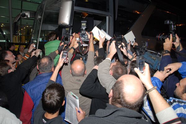 В тбилисском аэропорту «Бога футбола» встретили десятки журналистов. Работали видеокамеры, щелкали фотоаппараты и мобильники, жужжали диктофоны - Sputnik Молдова